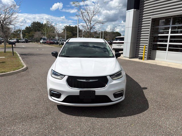 Used 2024 Chrysler Pacifica Touring-L FWD image 12
