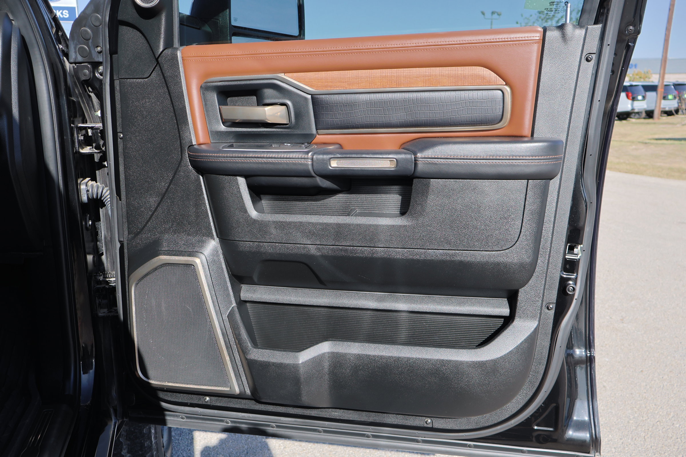 Used 2024 RAM 2500 Limited w/ Towing Technology Group image 29