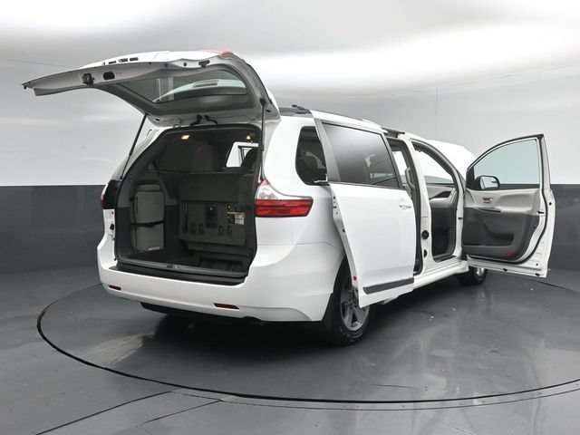 Used 2018 Toyota Sienna LE FWD image 56