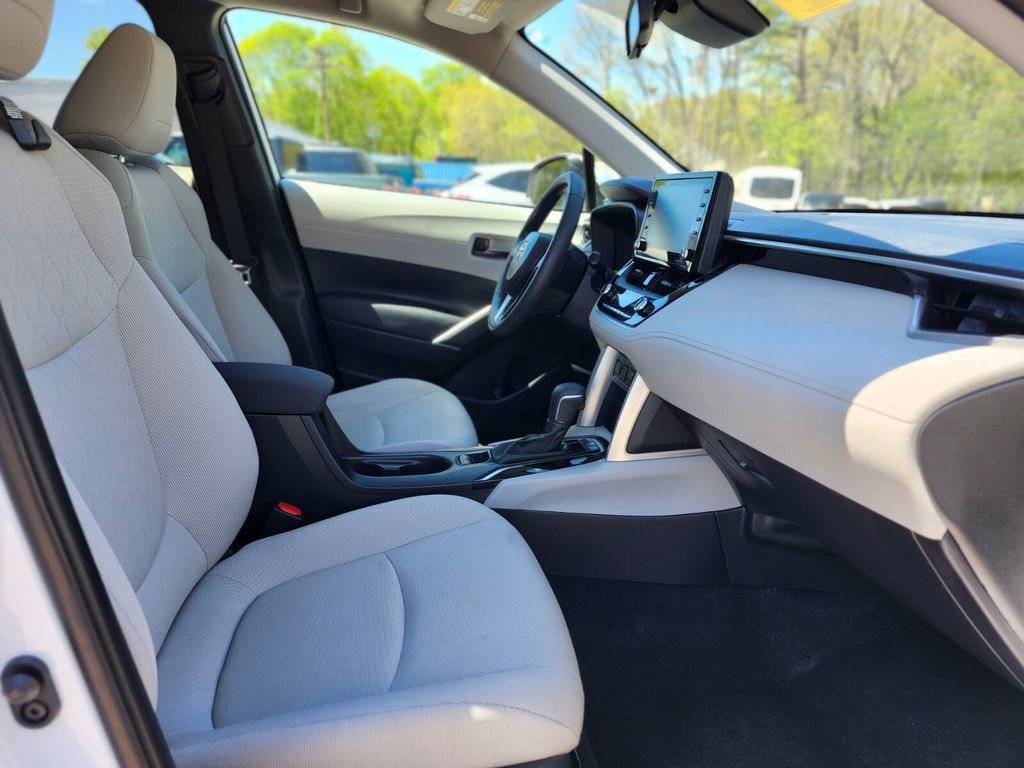 Used 2022 Toyota Corolla Cross LE w/ Moonroof Package AWD/4WD image 11