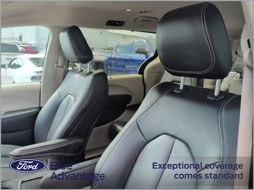 Used 2024 Chrysler Pacifica Touring-L FWD image 11