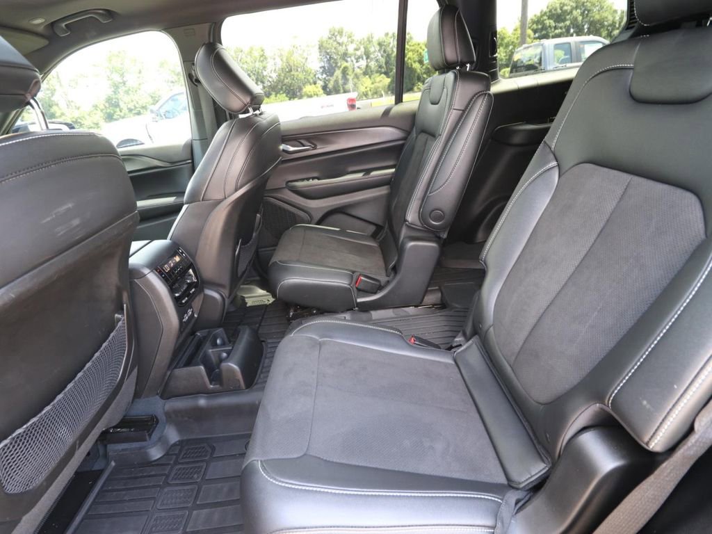 Used 2023 Jeep Grand Cherokee L Laredo RWD image 12