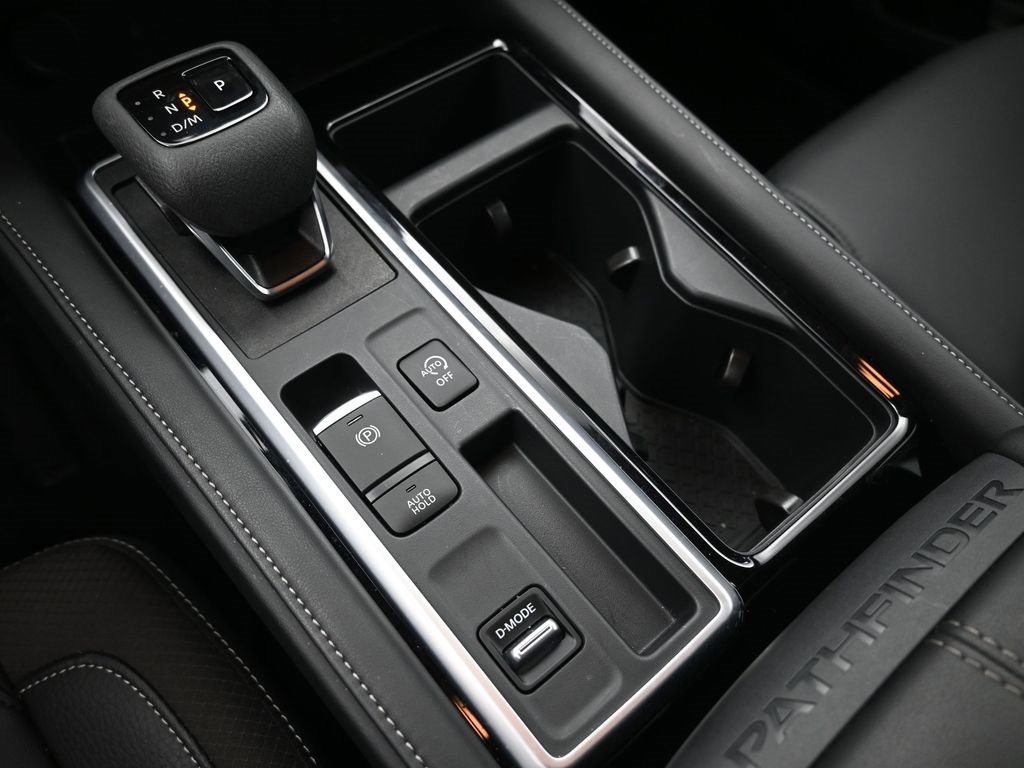 Used 2025 Nissan Pathfinder SL image 32