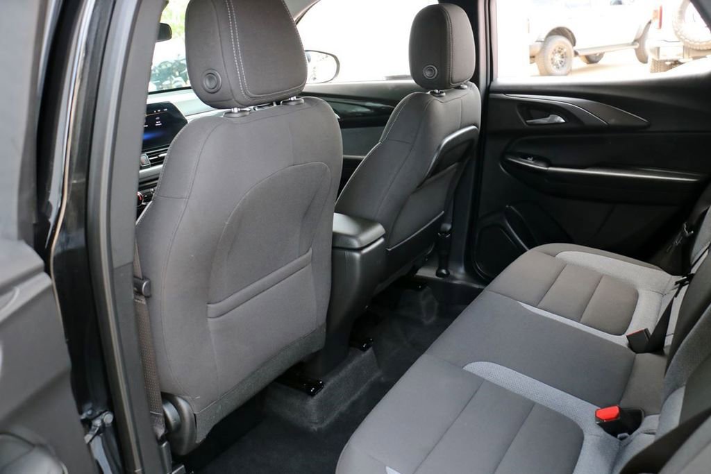 Used 2025 Chevrolet TrailBlazer LS w/ LS Convenience Package FWD image 19