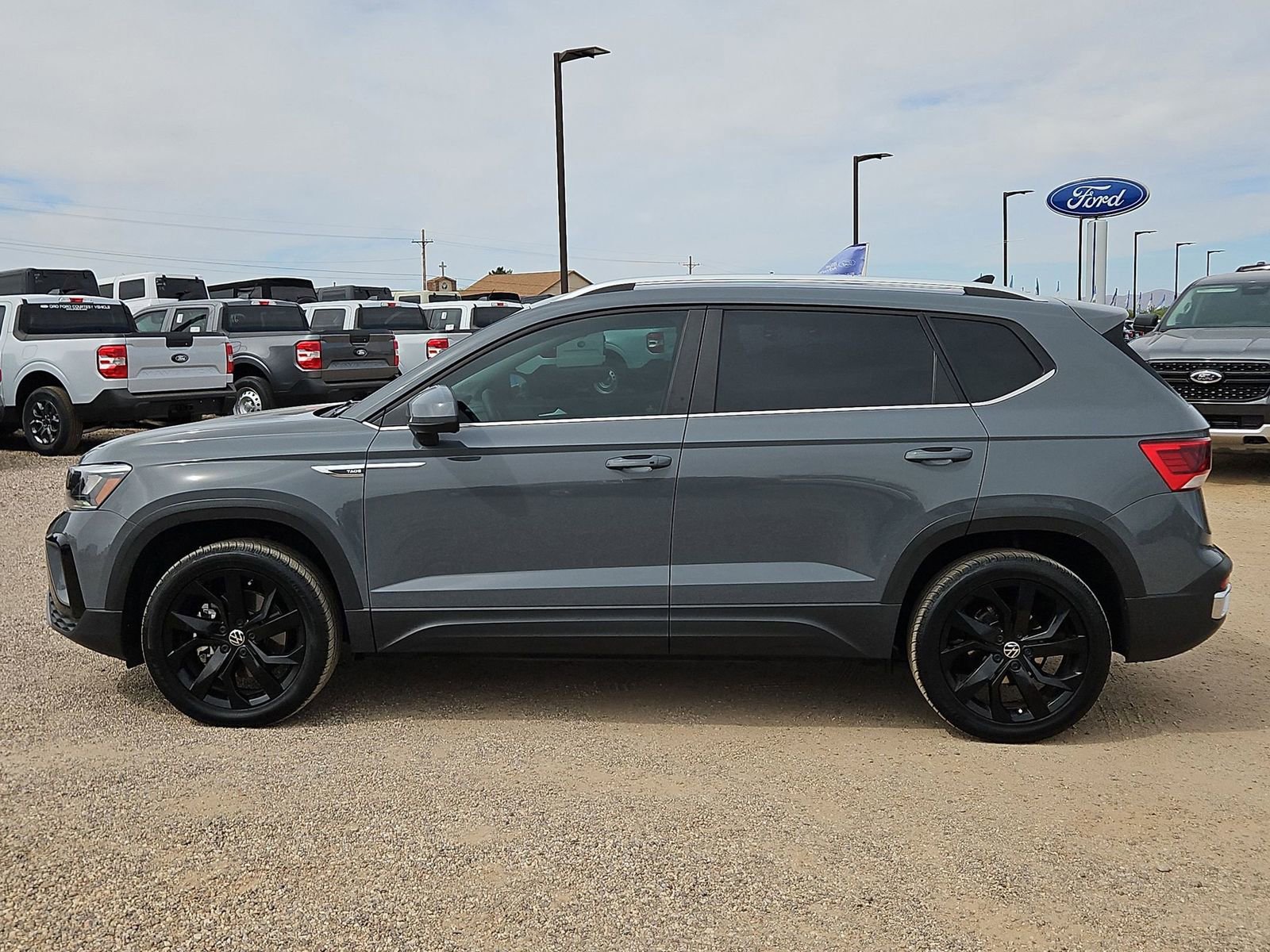 Used 2022 Volkswagen Taos SE w/ Panoramic Sunroof Package FWD image 9