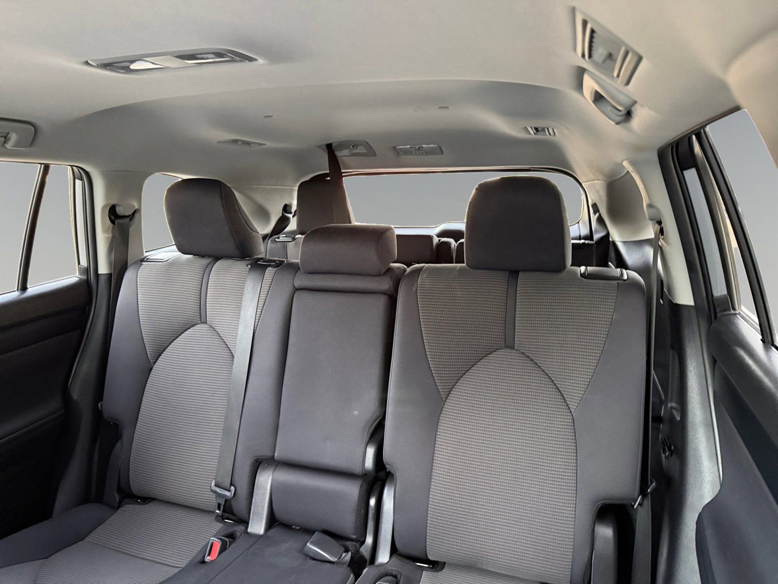 Used 2024 Toyota Highlander LE image 18