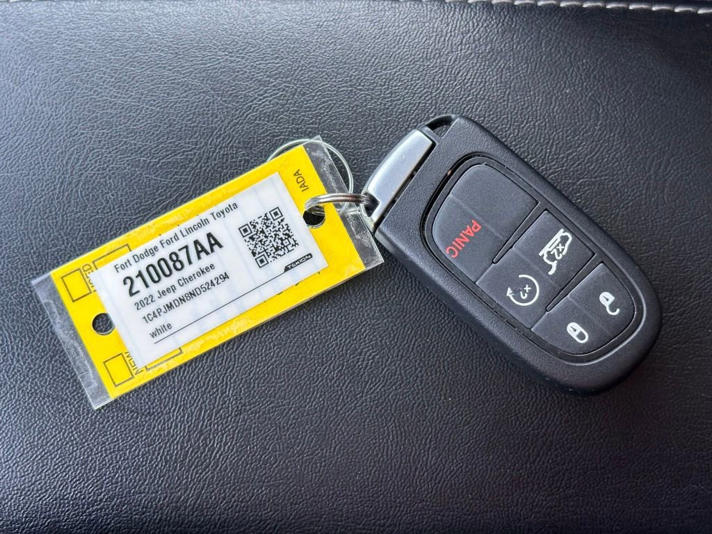 Used 2022 Jeep Cherokee Limited w/ Mopar Interior Package image 37