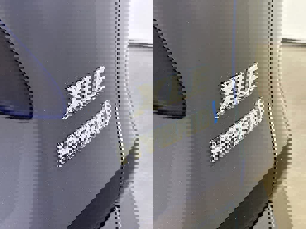 Used 2021 Toyota RAV4 XLE Premium image 7