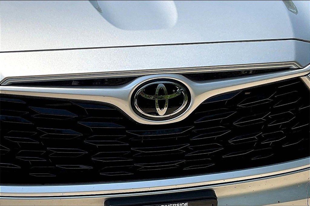 Used 2021 Toyota Highlander LE image 31