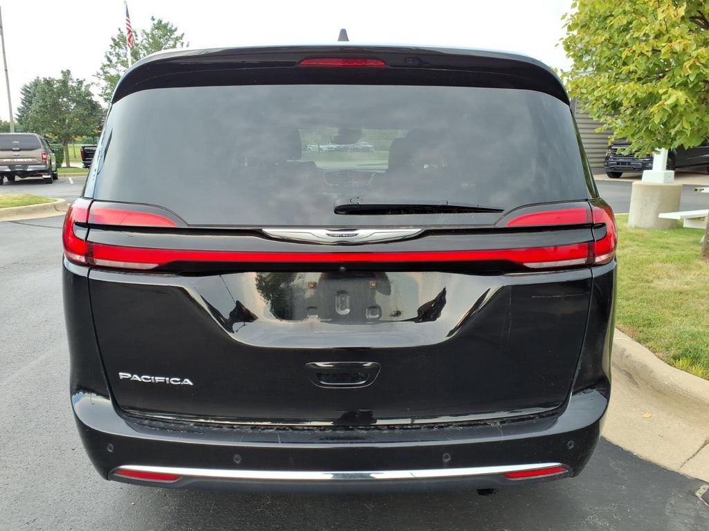 Used 2024 Chrysler Pacifica Touring-L FWD image 5