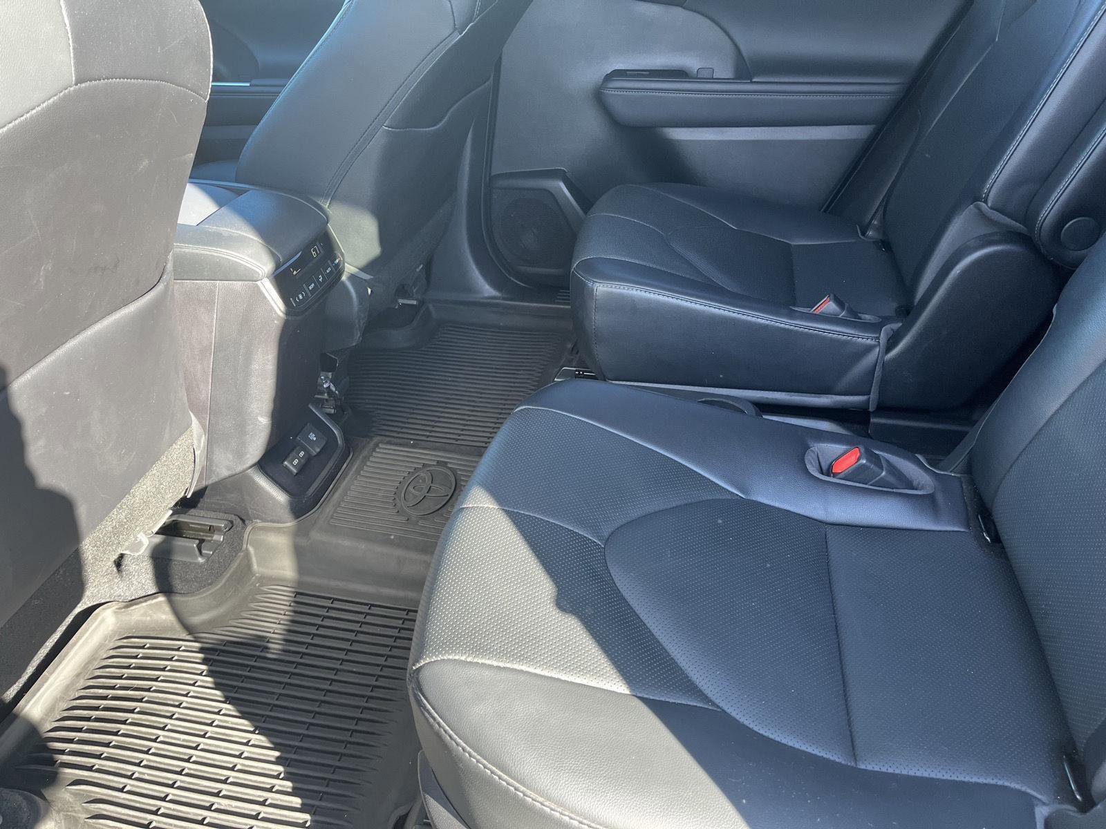 Used 2022 Toyota Highlander Limited image 16