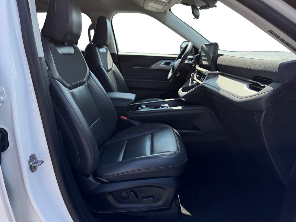 Certified 2025 Ford Explorer Active w/ Active Comfort Package RWD image 15