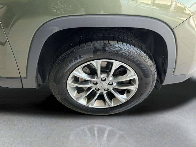 Used 2019 Jeep Cherokee Latitude Plus AWD/4WD image 29