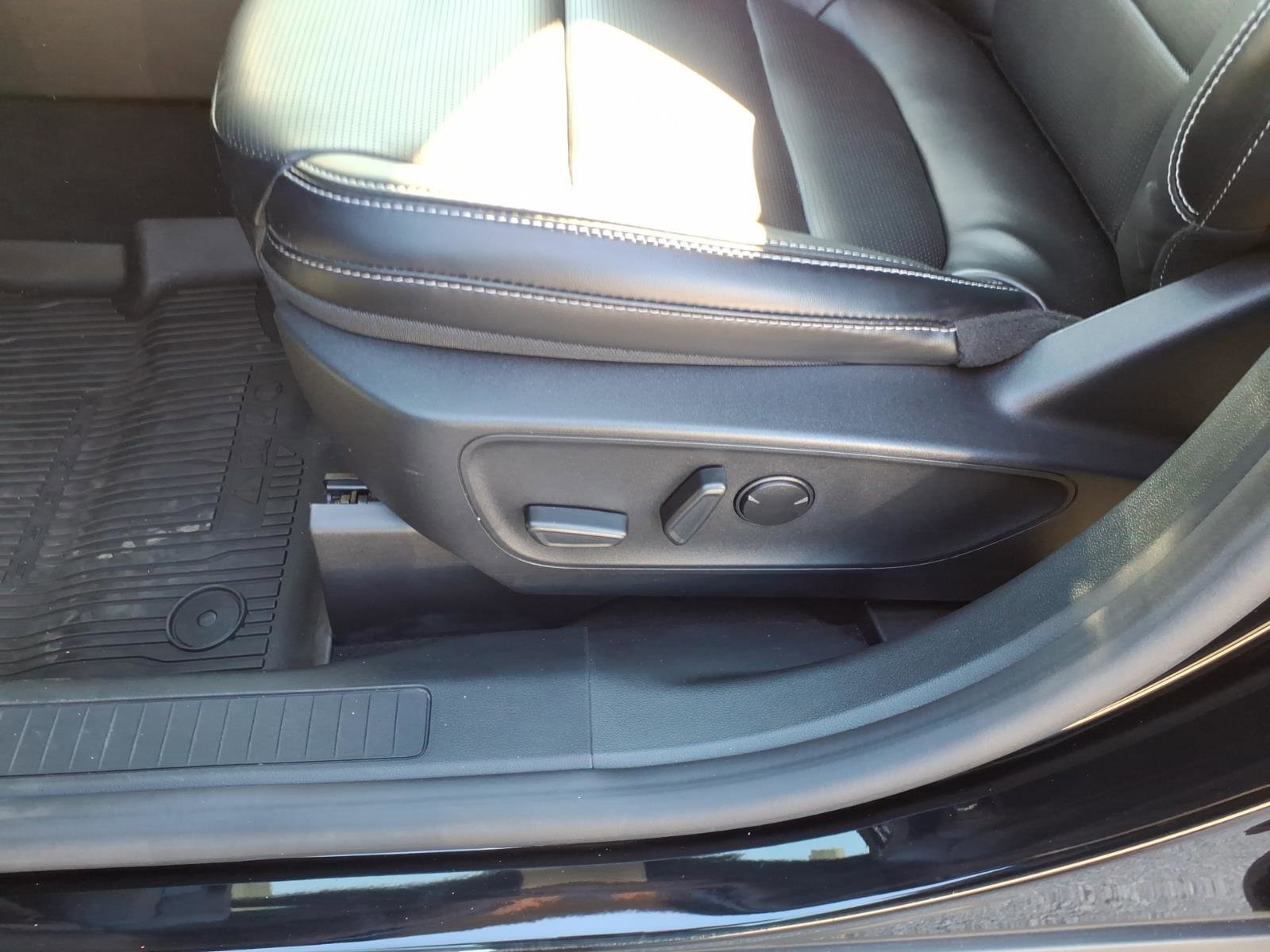 Certified 2025 Ford Escape Platinum w/ Class II Trailer Tow Package image 13