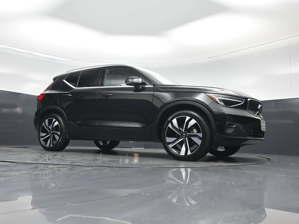 Used 2025 Volvo XC40 B5 Plus AWD/4WD image 3