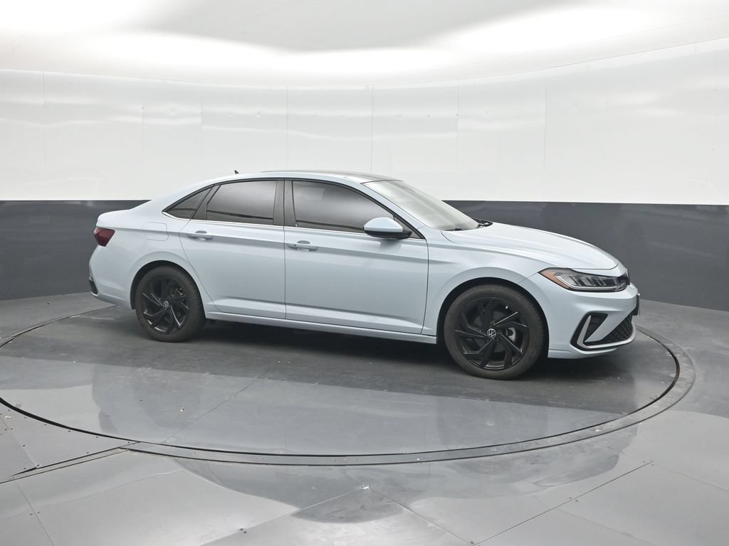 Used 2025 Volkswagen Jetta SE w/ Sunroof Package FWD image 11