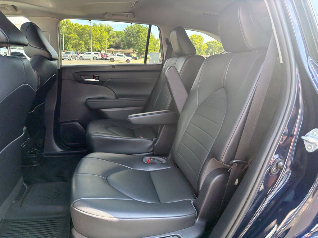 Used 2021 Toyota Highlander XLE AWD/4WD image 15