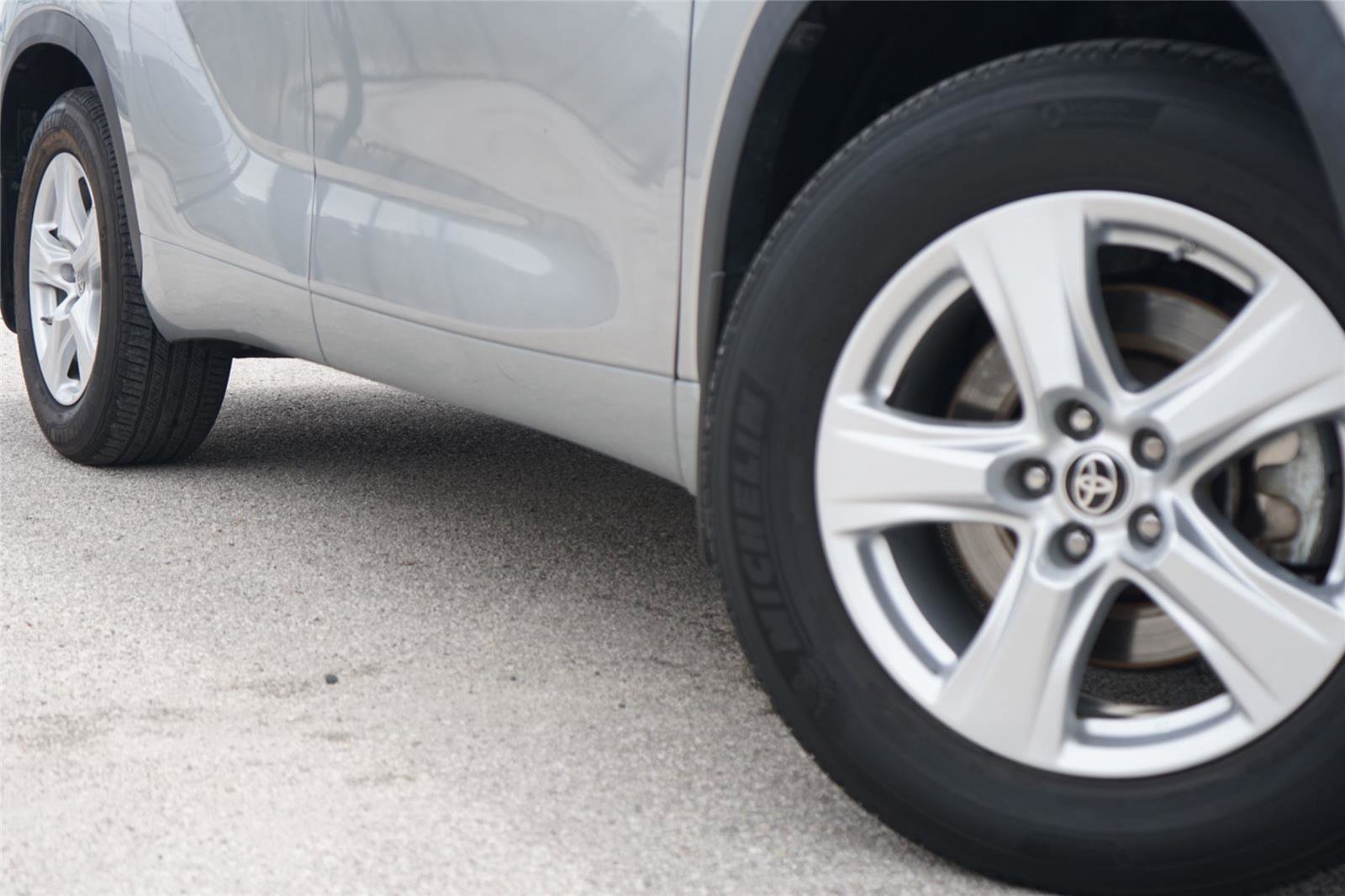 Used 2023 Toyota Highlander LE AWD/4WD image 2
