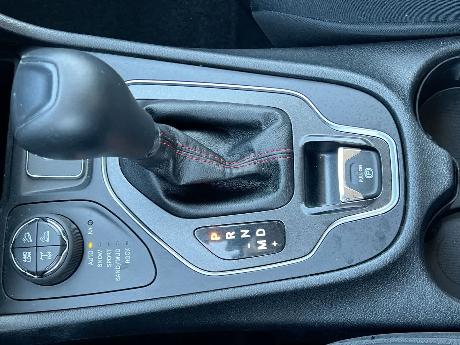 Used 2019 Jeep Cherokee Trailhawk AWD/4WD image 32