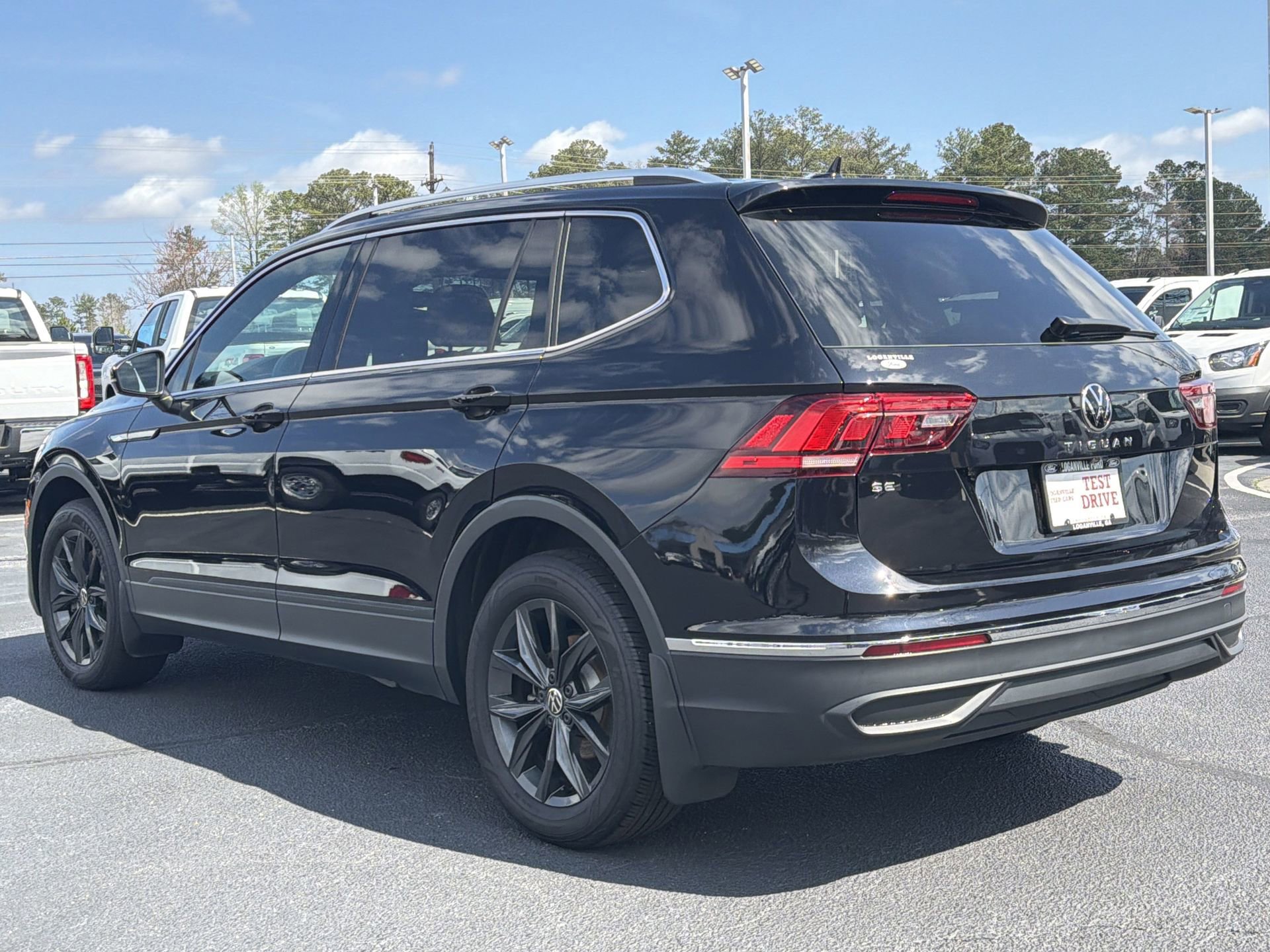 Used 2024 Volkswagen Tiguan SE w/ Panoramic Sunroof Package image 25