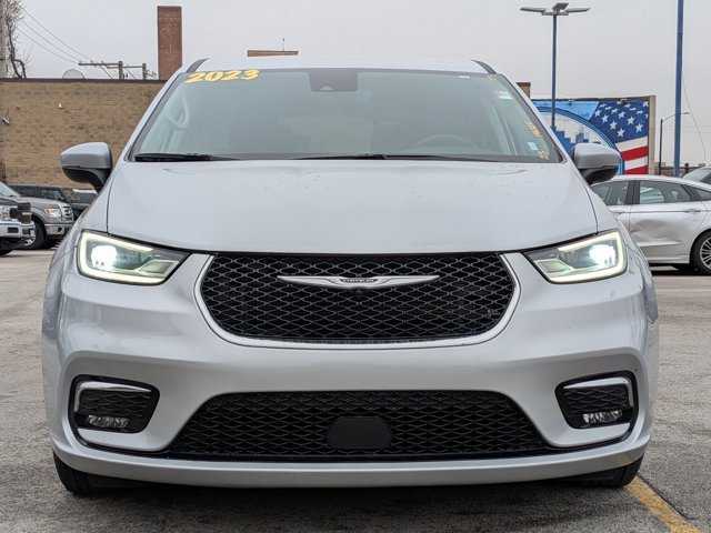 Used 2023 Chrysler Pacifica Touring-L FWD image 9
