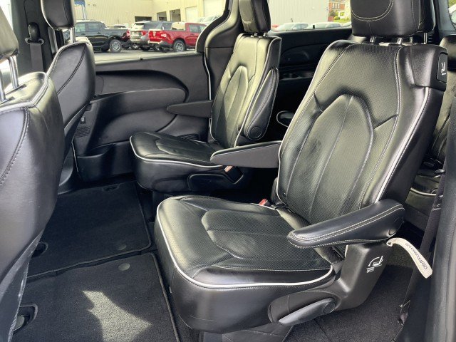 Used 2025 Chrysler Pacifica Limited FWD image 11