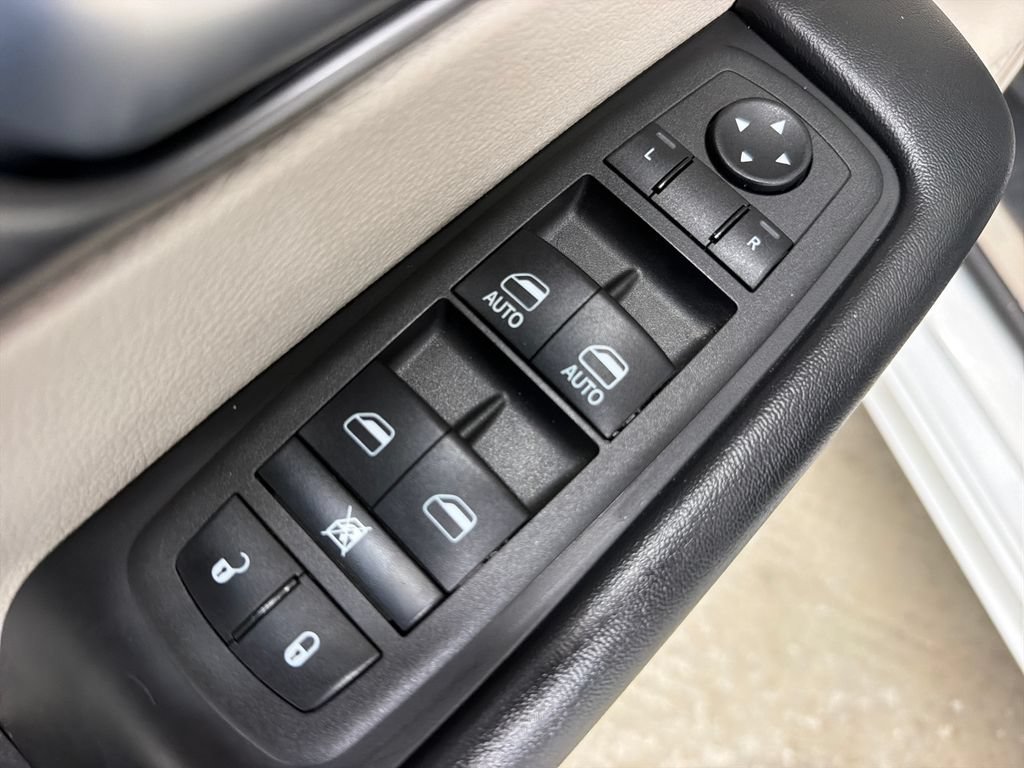 Used 2022 Chrysler Pacifica Touring-L FWD image 17