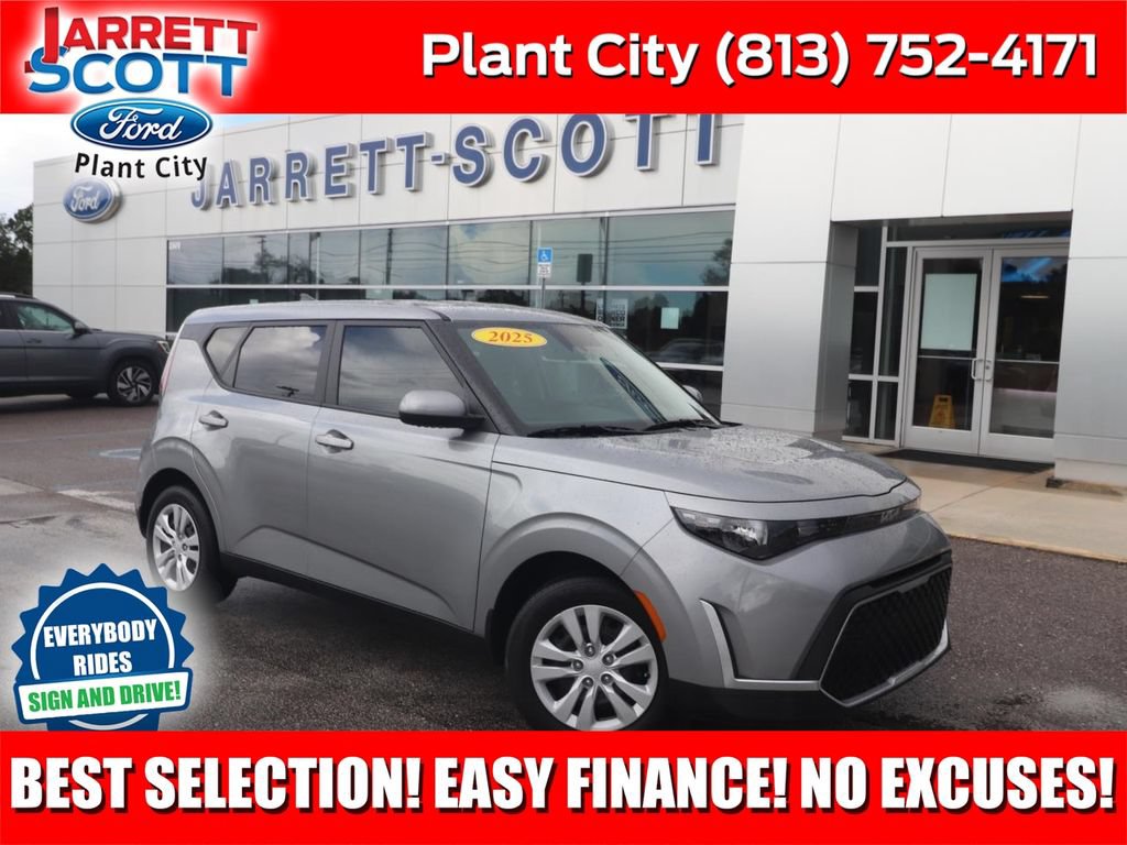 Used 2025 Kia Soul LX FWD image 1