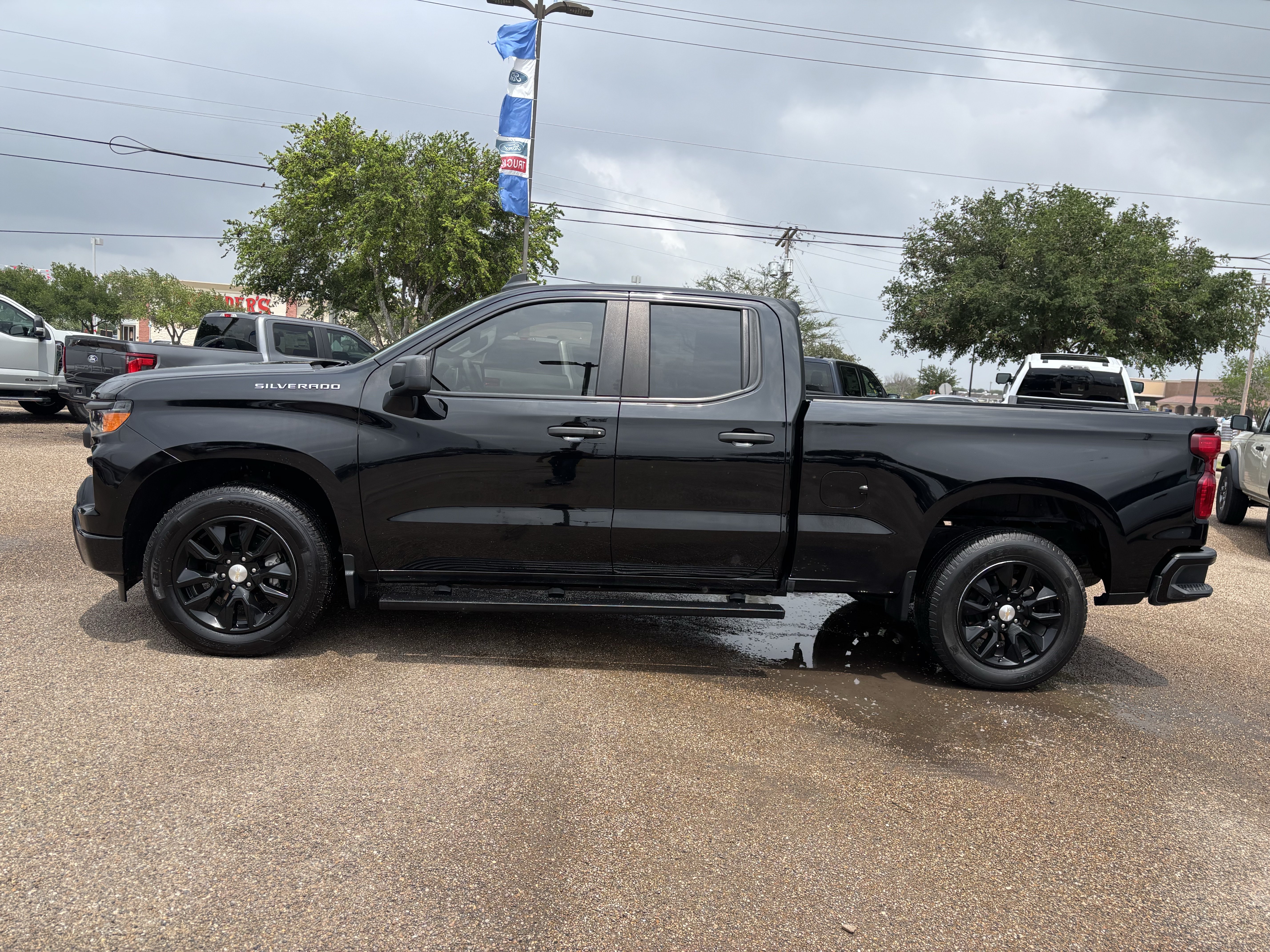 Used 2023 Chevrolet Silverado 1500 Custom RWD image 2