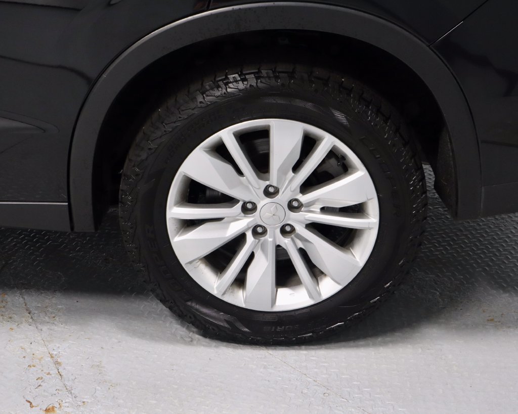 Used 2025 Mitsubishi Outlander ES AWD/4WD image 17