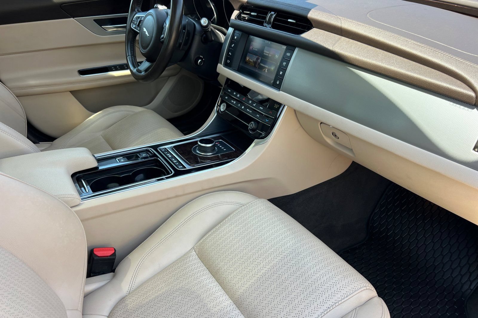 Used 2017 Jaguar XF Prestige RWD image 15