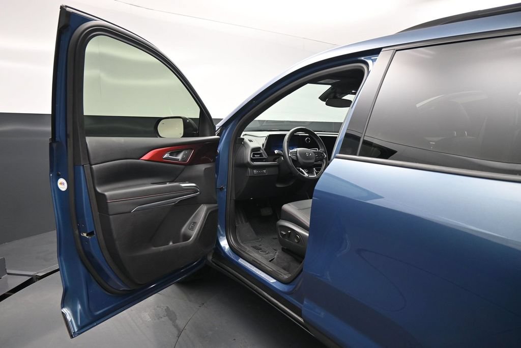 Used 2025 Chevrolet Traverse Z71 w/ Driver Confidence Package AWD/4WD image 8