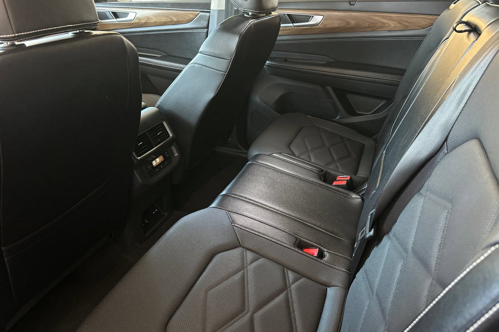 Used 2024 Volkswagen Atlas SE FWD image 11