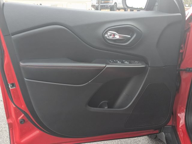 Used 2019 Jeep Cherokee Trailhawk AWD/4WD image 9
