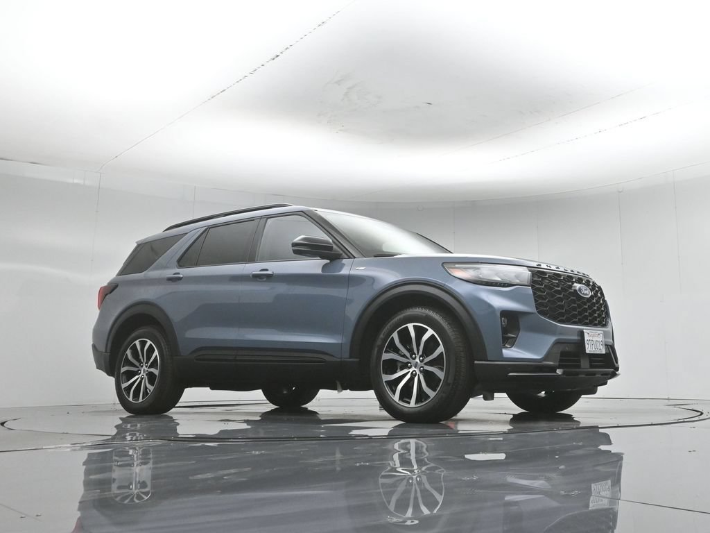 Certified 2025 Ford Explorer ST-Line w/ Premium Package RWD image 4