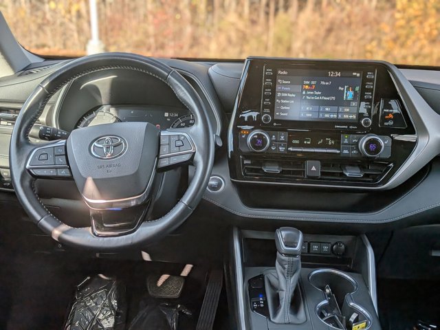 Used 2020 Toyota Highlander XLE image 30