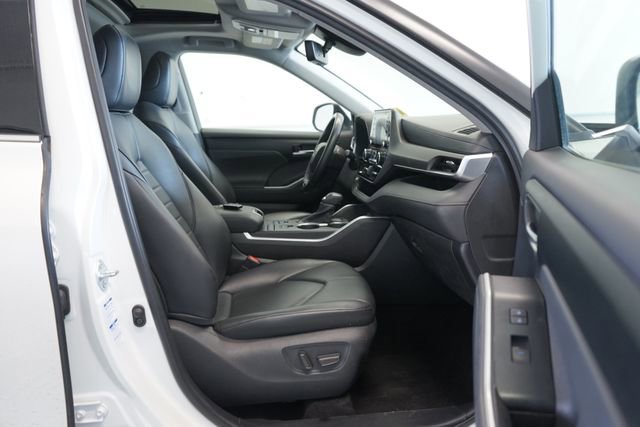 Used 2021 Toyota Highlander XLE AWD/4WD image 33