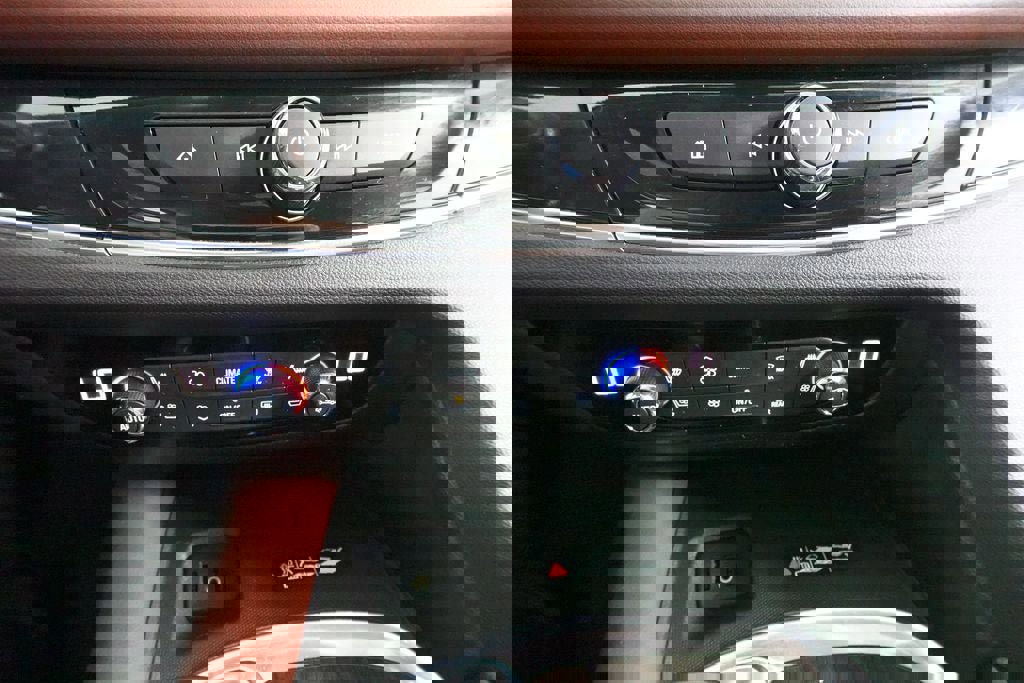 Used 2018 Buick Enclave Avenir w/ Avenir Technology Package AWD/4WD image 16