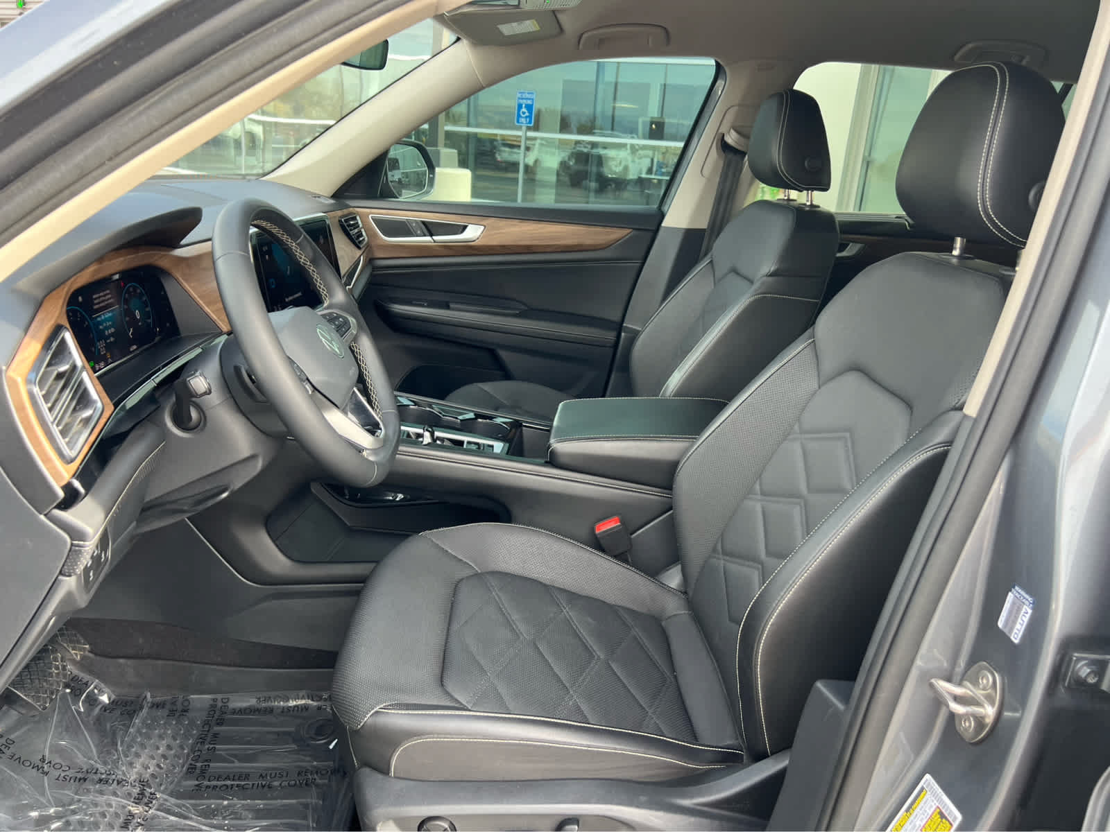 Used 2024 Volkswagen Atlas SE AWD/4WD image 32