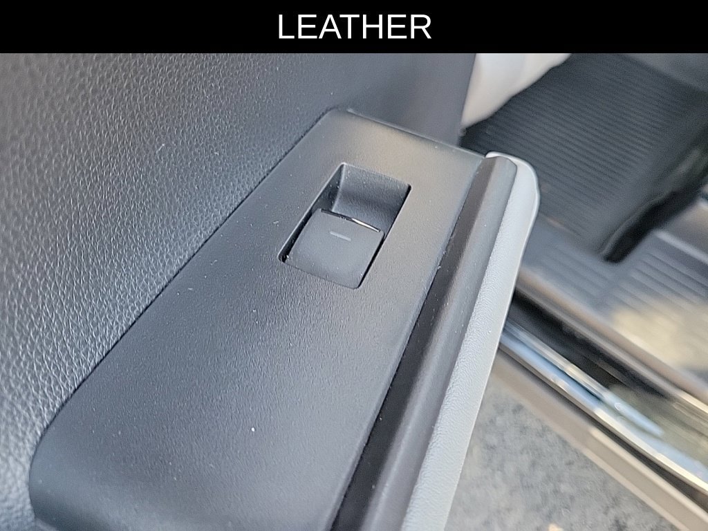 Used 2020 Toyota Highlander XLE AWD/4WD image 15