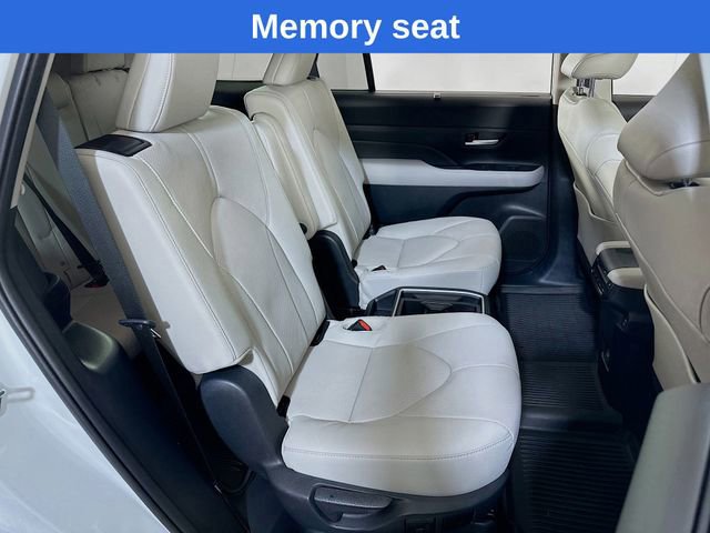 Used 2025 Toyota Grand Highlander AWD image 16