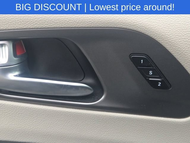 Used 2023 Chrysler Pacifica Touring-L FWD image 27