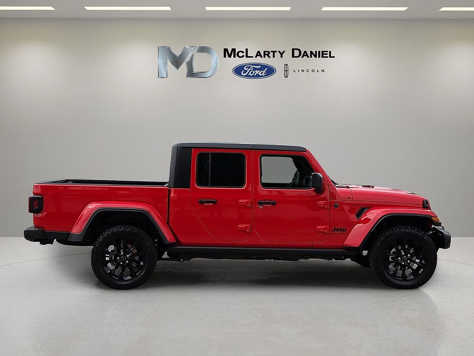 Used 2025 Jeep Gladiator Sport image 6