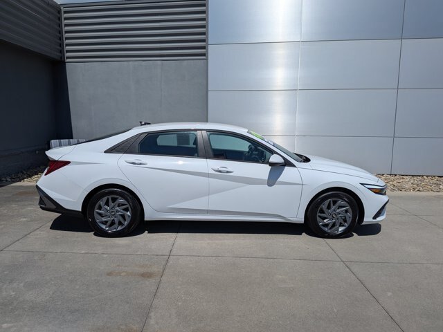 Used 2025 Hyundai Elantra Hybrid FWD image 3