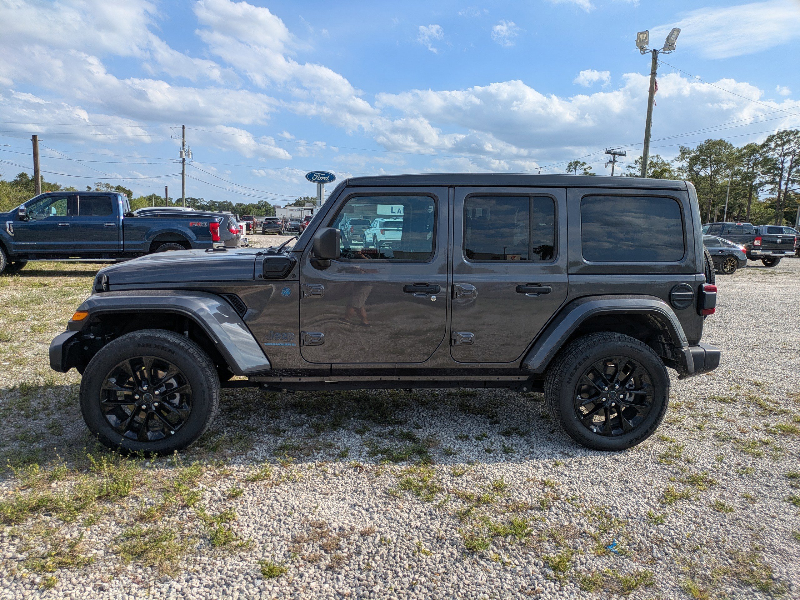Used 2025 Jeep Wrangler Unlimited Sahara w/ Safety Group AWD/4WD image 7