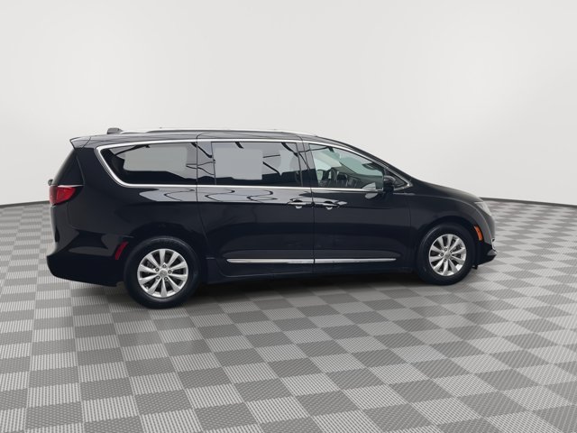Used 2019 Chrysler Pacifica Touring-L FWD image 38