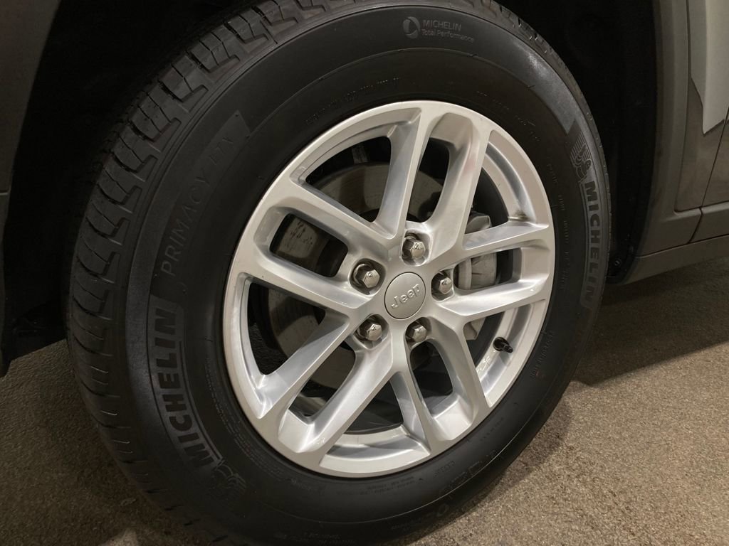 Used 2025 Jeep Grand Cherokee Laredo X image 15