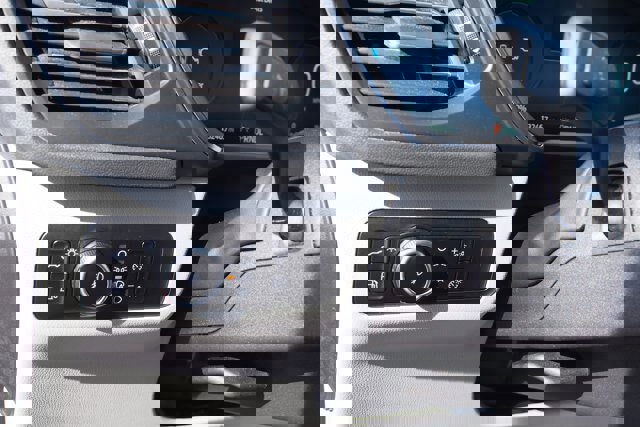 Certified 2025 Ford Escape Platinum w/ Premium Technology Package image 19