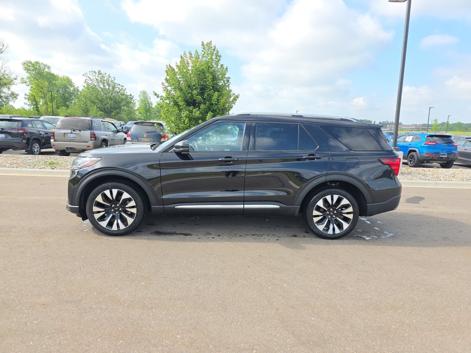 Certified 2025 Ford Explorer Platinum w/ LUX Leather Package AWD/4WD image 4