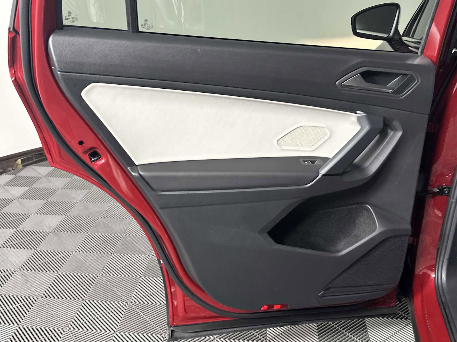 Used 2019 Volkswagen Tiguan SE w/ Panoramic Sunroof Package FWD image 23